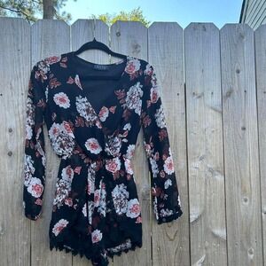 Beautiful long sleeve floral romper by Astr size‎ smal
